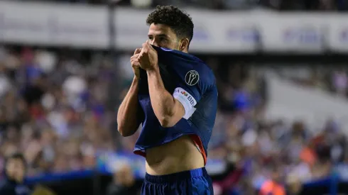 Rivero le cedió la cinta de capitán a Charly.