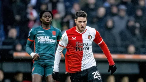 Santiago Giménez volvió a la titularidad con el conjunto de Rotterdam pero no consiguió anotar. Wieffer se erigió como el héroe del encuentro.