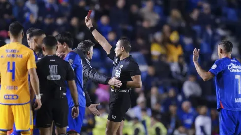 El defensor de Cruz Azul fue uno de los expulsados tras la gresca final en el duelo ante los Tigres UANL en el Estadio Ciudad de los Deportes.