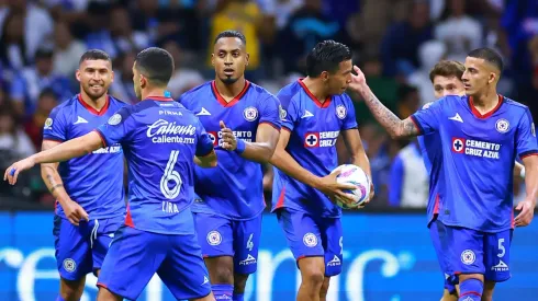 El defensor colombiano es uno de los futbolistas más importantes en el Cruz Azul de Martín Anselmi. Tiene contrato por dos años más.