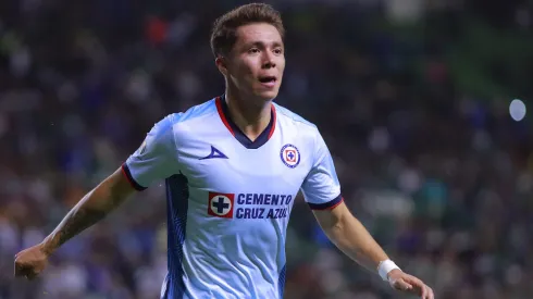 LEON, MEXICO – FEBRERO 21: Rodrigo Huescas del Cruz Azul en festejo despues de anotar el segundo gol de su equipo durante el partido de la jornada 9 del Torneo Clausura 2024 de la Liga BBVA MX en el Estadio Nou Camp el 21 de Febrero de 2024 en Leon, Mexico. (Foto: Luis Cano/JAM MEDIA)
