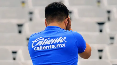 Extraña postura del aficionado de Cruz Azul.