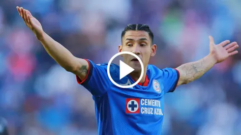 El ex árbitro internacional criticó la actitud del delantero de los celestes luego de unos gestos que quedaron grabados ante las cámaras.