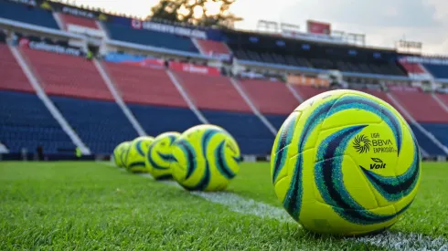 Singular bienvenida en el Estadio Azul.