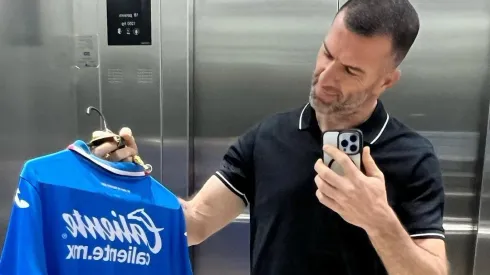 La valiosa colección de playeras que tiene Tito Villa