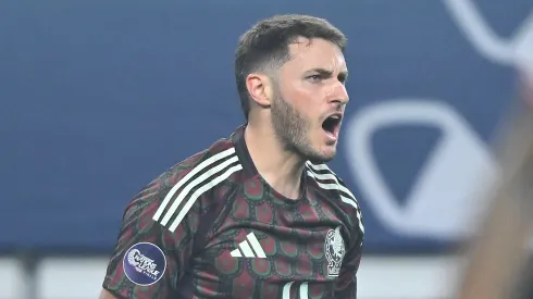 Santiago Giménez tuvo minutos con el TRI.