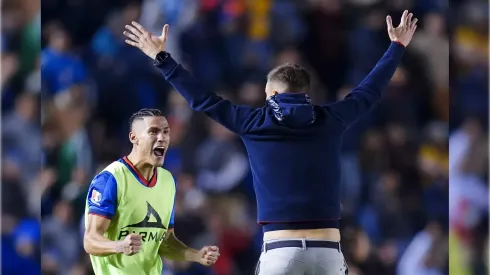 Uriel Antuna celebra con Martín Anselmi.