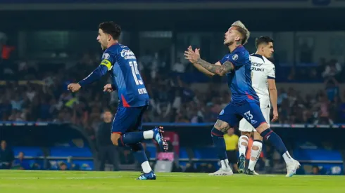 Nacho Rivero celebra el gol de Cruz Azul que después sería anulado.