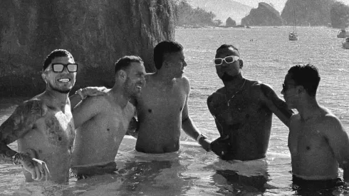 Carlos Salcedo y otros jugadores de Cruz Azul durante los días libres.