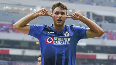 Santi Giménez firmó golazo ante Atlas.