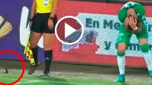 El jugador uruguayo se disponía a buscar el balón cuando desde las gradas arrojaron un cuchillo que impactó en su humanidad.