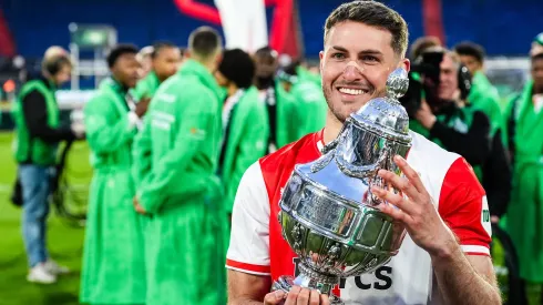 Santi Giménez se coronó en la Copa de los Países Bajos.