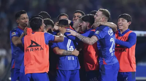 Jugadores festejaron con los elementos de la banca en CU.