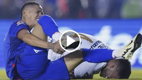 Al delantero de Cruz Azul le cometen una falta dentro del área después de un disparo que salió desviado.