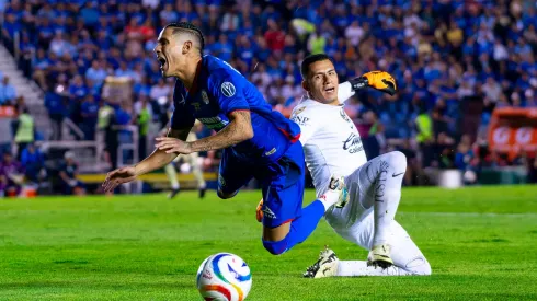 Uriel Antuna recibió un claro penal y lo cambió por gol.