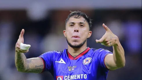 La reacción de la afición a la continuidad de Carlos Salcedo en Cruz Azul
