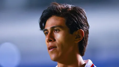 El delantero mexicano no cuenta para Fernando Gago y se le estaría buscando una salida. Hay varios interesados, incluyendo a Cruz Azul.