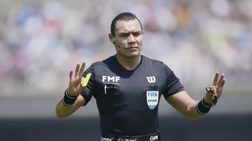 Marco Ortiz sigue en el ojo del huracán después de la polémica final que arbitró entre Cruz Azul y el Club América.