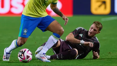 El padre y representante del delantero está disconforme con todas las críticas que está recibiendo Santi en las últimas semanas.