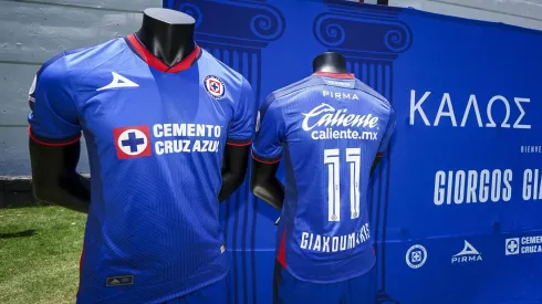 El delantero griego fue presentado de manera oficial este lunes y sorprendió por el dorsal que escogió para defender a los cementeros.