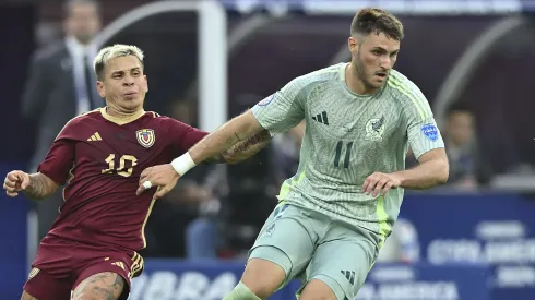 Santi Giménez no logra levantar su nivel con el Tri.