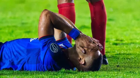 El delantero griego fue atendido por un malestar en el tobillo.