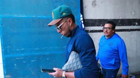 A los cementeros les cayó como un balde de agua fría el pedido de salida del defensor mexicano.