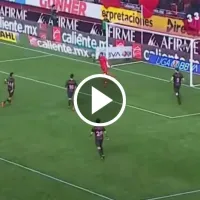 ¿La atajada del año? Chuy Corona paró un disparo con la cabeza en Tijuana vs. Chivas