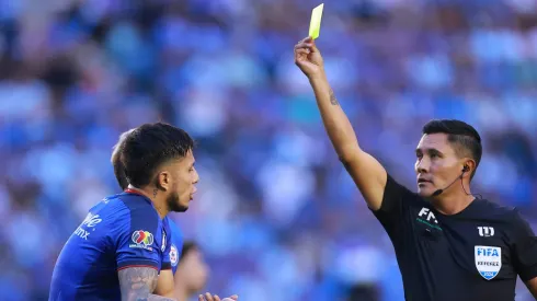 El defensor mexicano se encuentra en un limbo contractual después de pedir su baja indefinida de la institución cementera.