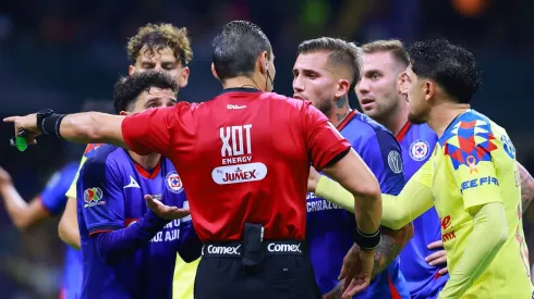 Una polémica decisión del Gato Ortiz encaminó el título del América contra Cruz Azul.