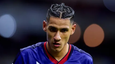 El delantero mexicano permanecerá en la institución mexicana después de que el AEK Atenas no cumpliera con las expectativas durante la negociación.