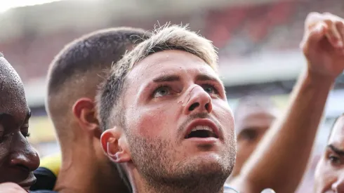 El delantero mexicano estaría muy cerca de llegar a uno de los cuadros más históricos de la Premier League de Inglaterra.