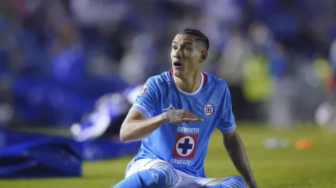 El delantero mexicano sigue sin tener claro su futuro y todo podría definirse hasta las próximas semanas.