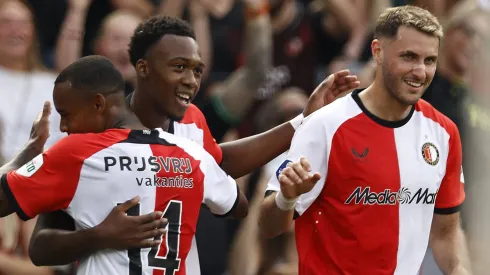 Santi Giménez debutó como titular con el Feyenoord.