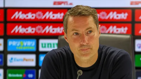 El entrenador del conjunto neerlandés no se cortó y reconoció que el canterano de Cruz Azul no tiene asegurada su continuidad en el equipo.