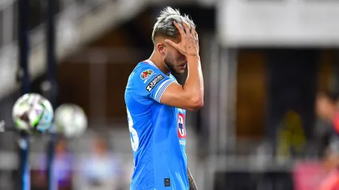 La afición de Cruz Azul explotó contra Gonzalo Piovi tras ser expulsado