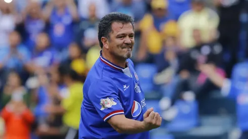 La leyenda de los cementeros se cansó de seguir escuchando sobre los clubes interesados en el internacional mexicano.