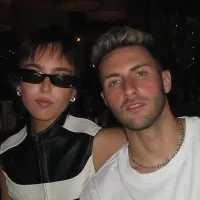 Esposa de Santiago Giménez adelanta en Instagram la salida del delantero del Feyenoord