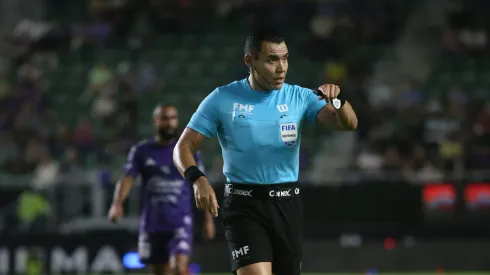 El silbante volvió a hacer de las suyas en el duelo entre Pachuca y Mazatlán y hasta se llegó a encarar con un jugador.