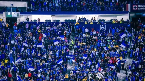 Aficionado fue captado lanzando orina en un vaso de cerveza.