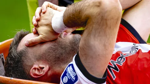 Santi Giménez causa baja en Feyenoord.