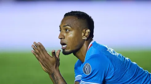 El defensor colombiano es uno de los elementos más utilizados por Cruz Azul en lo que va de campeonato.