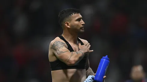 El defensor paraguayo todavía no puede reincorporarse a los entrenamientos con ningún club debido a sus problemas cardiacos.