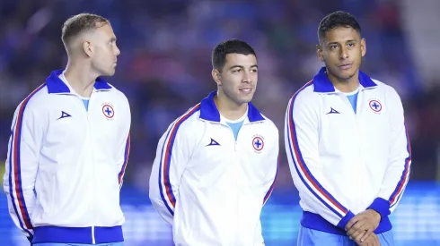 Cruz Azul estrenó chamarras retro ante Chivas.
