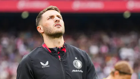 El delantero mexicano se perderá lo que resta de año tras caer lesionado con el Feyenoord en un partido de Eredvisie.