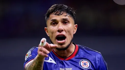 Carlos Salcedo le confesó "extrañarlo de más" a un futbolista de Cruz Azul.