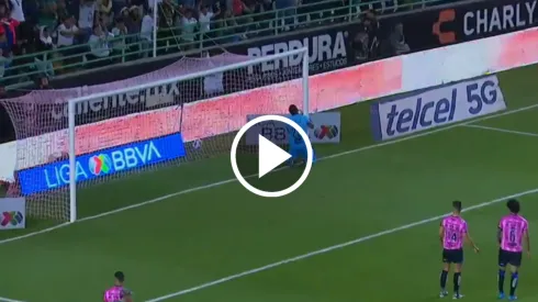 El guardameta mexicano ahora forma parte de los Gallos del Querétaro y ante León quedó expuesto y es carne de memes.