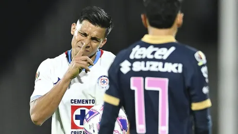Cruz Azul derrotó a Pumas a pesar de su "cábala" que impidió estrenar la nueva playera.