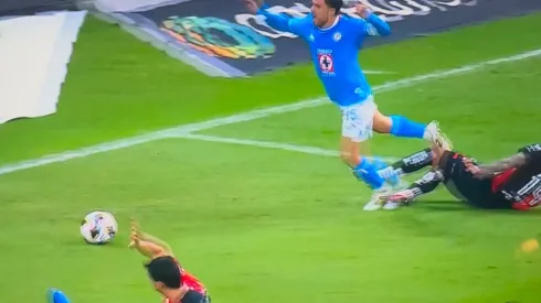 El ex árbitro y analista de ESPN reconoció que Ignacio Rivero iba en vuelo al momento del contacto.