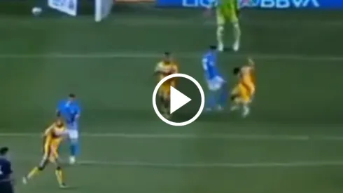 El mediocampista cementero golpea de manera involuntaria a un futbolista de los universitarios y el árbitro lo pasó por alto.